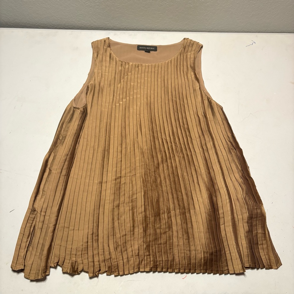 Banana Republic Tan Pleated Sleeveless Blouse - Picture 2 of 10